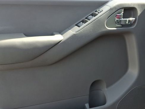 Used 2010 Nissan Frontier SE image 13