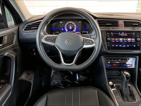 Used 2023 Volkswagen Tiguan SE w/ Panoramic Sunroof Package FWD image 7
