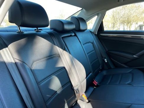 Used 2018 Volkswagen Passat 2.0T SE FWD image 21
