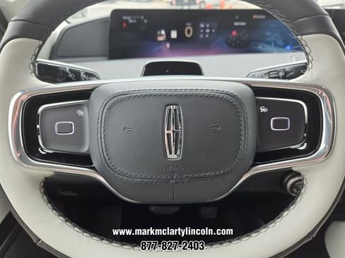 New 2026 Lincoln Navigator Premiere AWD/4WD image 19