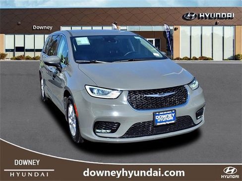 Used 2023 Chrysler Pacifica Touring-L image 3