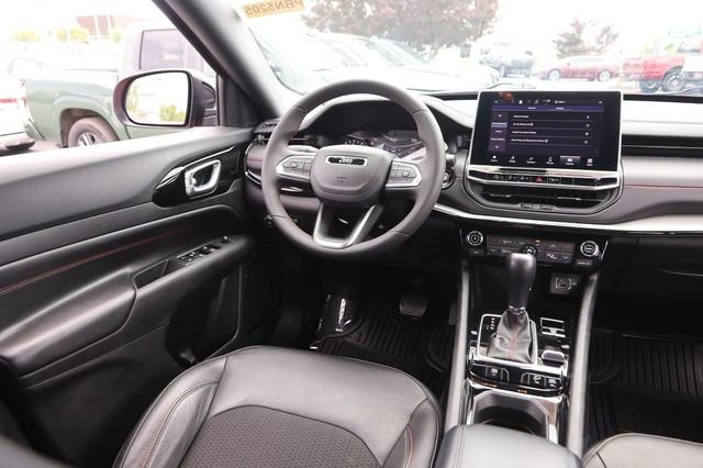 Used 2025 Jeep Compass Trailhawk AWD/4WD image 21