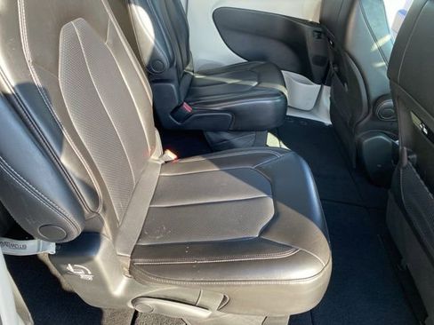 Used 2023 Chrysler Pacifica Touring-L image 31