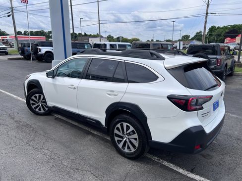 Used 2023 Subaru Outback Premium AWD/4WD image 14