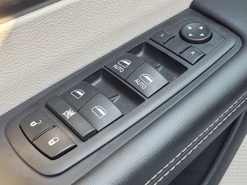 Used 2024 Chrysler Pacifica Touring-L FWD image 8