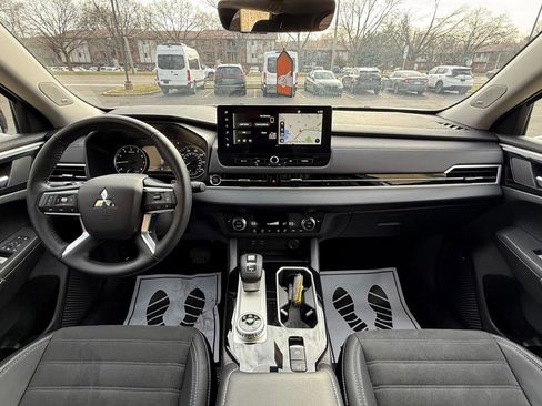 Used 2025 Mitsubishi Outlander SE image 14