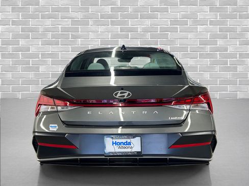 Used 2025 Hyundai Elantra Limited image 4