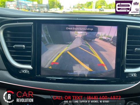 Used 2023 Chrysler Pacifica Touring-L FWD image 22