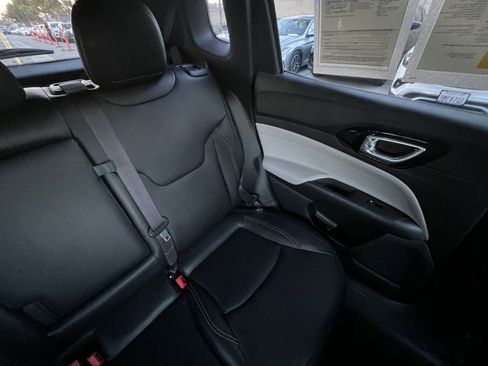 Used 2025 Jeep Compass Limited image 37