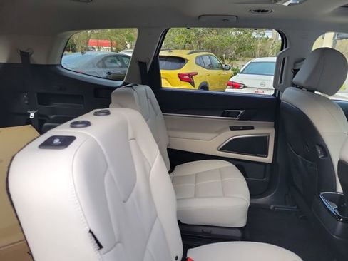 Used 2025 Kia Telluride EX image 32