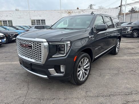 Used 2021 GMC Yukon XL Denali w/ Denali Premium Package image 3