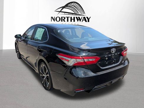 Used 2018 Toyota Camry SE w/ Convenience Package FWD image 4
