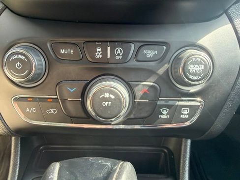 Used 2021 Jeep Cherokee Latitude Plus FWD image 26