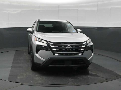 Used 2025 Nissan Rogue SV AWD/4WD image 3