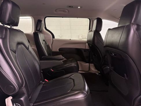 Used 2024 Chrysler Pacifica Touring-L image 29