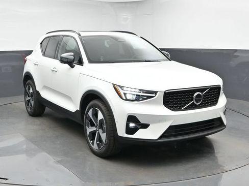 New 2026 Volvo XC40 B5 Plus w/ Climate Package AWD/4WD image 2