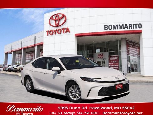 Used 2025 Toyota Camry LE image 1