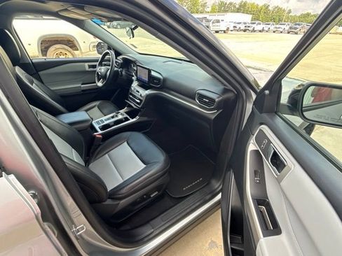 Used 2022 Ford Explorer XLT w/ Equipment Group 202A RWD image 22