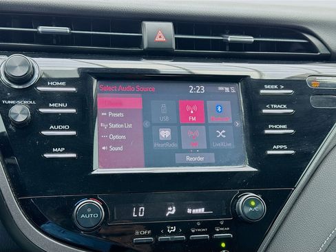 Used 2019 Toyota Camry SE image 11