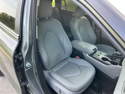 Used 2025 Toyota Highlander XLE FWD image 16