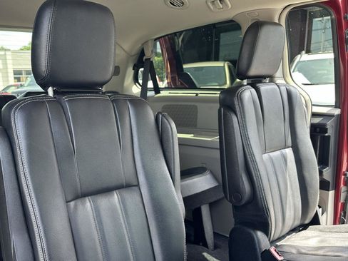 Used 2016 Chrysler Town & Country Touring w/ Driver Convenience Group FWD image 46