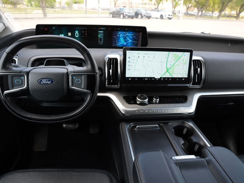 Used 2025 Ford Expedition Platinum image 9