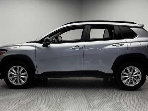 Used 2025 Toyota Corolla Cross LE FWD image 4
