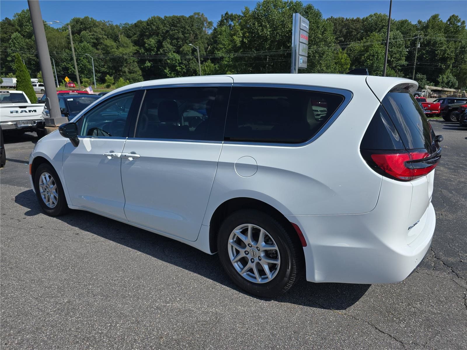 Used 2024 Chrysler Pacifica Touring-L FWD image 5
