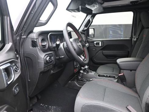 Used 2024 Jeep Wrangler Unlimited Rubicon w/ Technology Group image 16