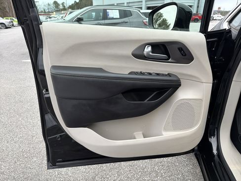 Used 2024 Chrysler Pacifica Touring-L image 11