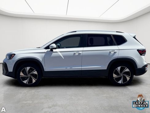Used 2025 Volkswagen Taos SE AWD/4WD image 3