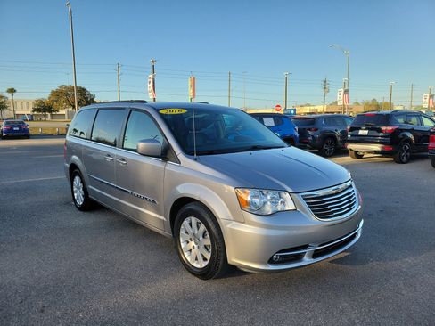 Used 2016 Chrysler Town & Country Touring image 4