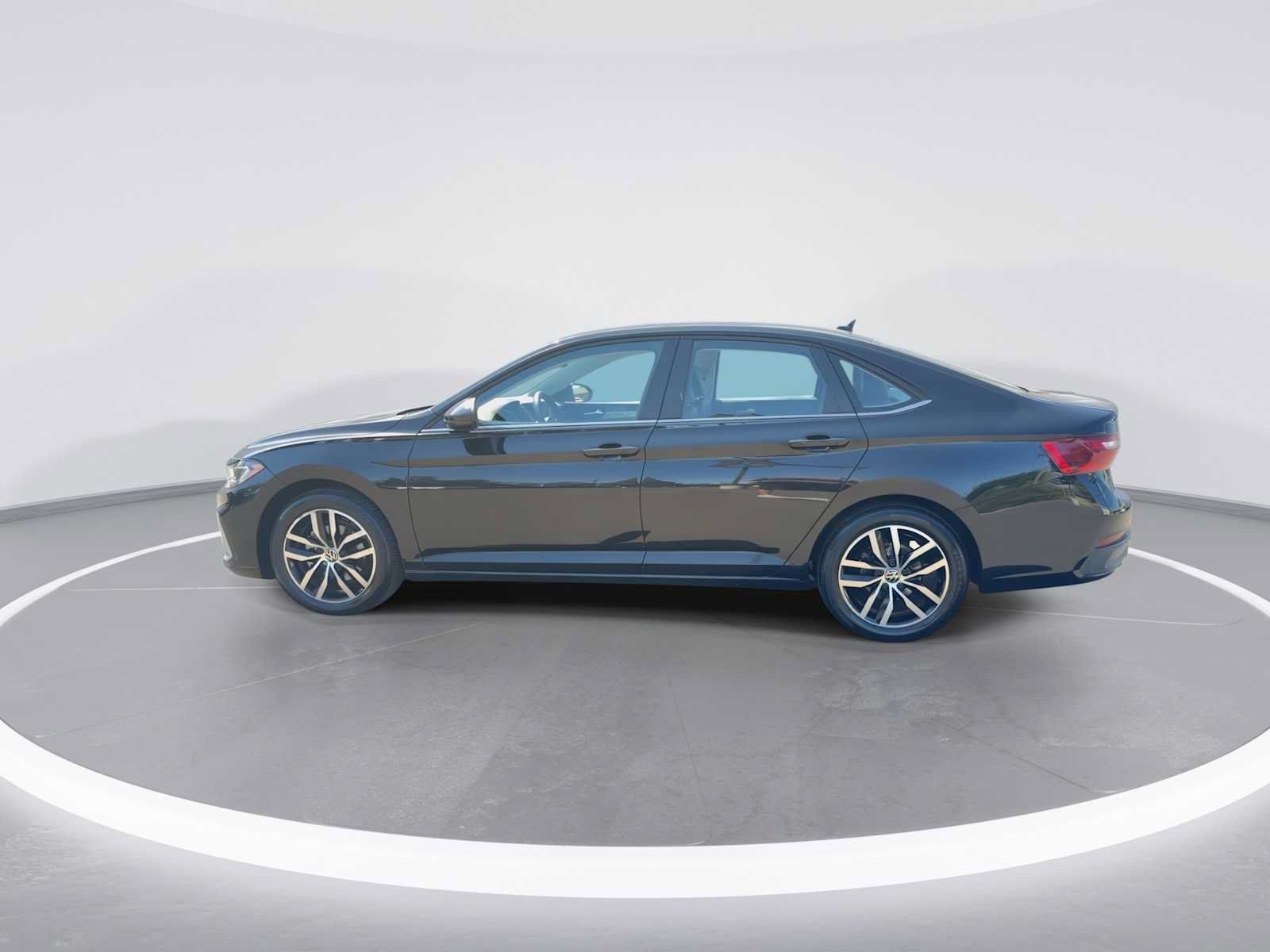 Used 2025 Volkswagen Jetta SE FWD image 5