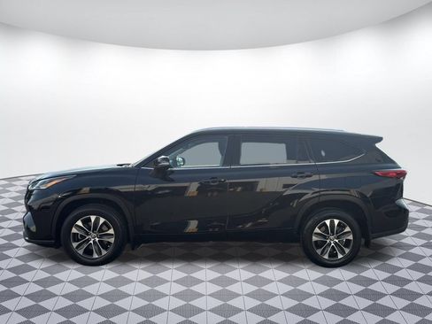 Used 2021 Toyota Highlander XLE AWD/4WD image 4