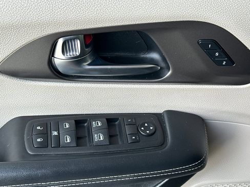 Used 2023 Chrysler Pacifica Touring-L FWD image 14