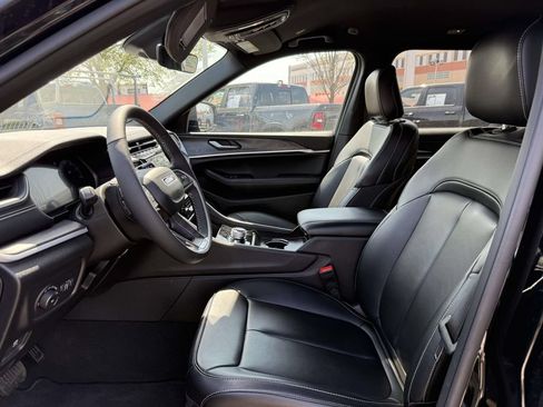 Used 2025 Jeep Grand Cherokee L Limited w/ Black Appearance Package AWD/4WD image 12