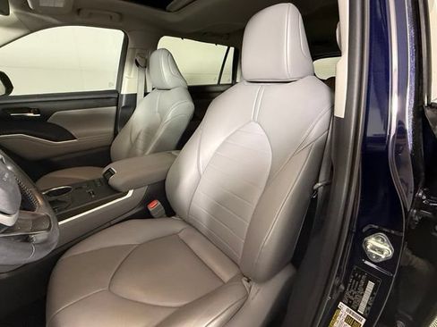 Used 2022 Toyota Highlander XLE FWD image 6