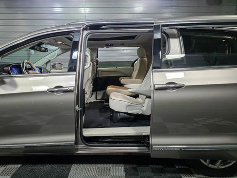 Used 2017 Chrysler Pacifica Limited image 20