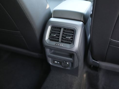 Certified 2024 Volkswagen Tiguan SE w/ Panoramic Sunroof Package AWD/4WD image 30