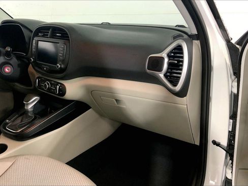 Used 2025 Kia Soul LX image 16