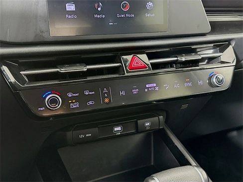 Used 2024 Kia Niro LX image 21