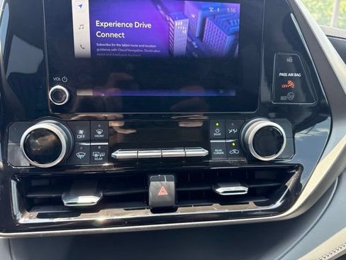 Used 2023 Toyota Highlander L FWD image 7