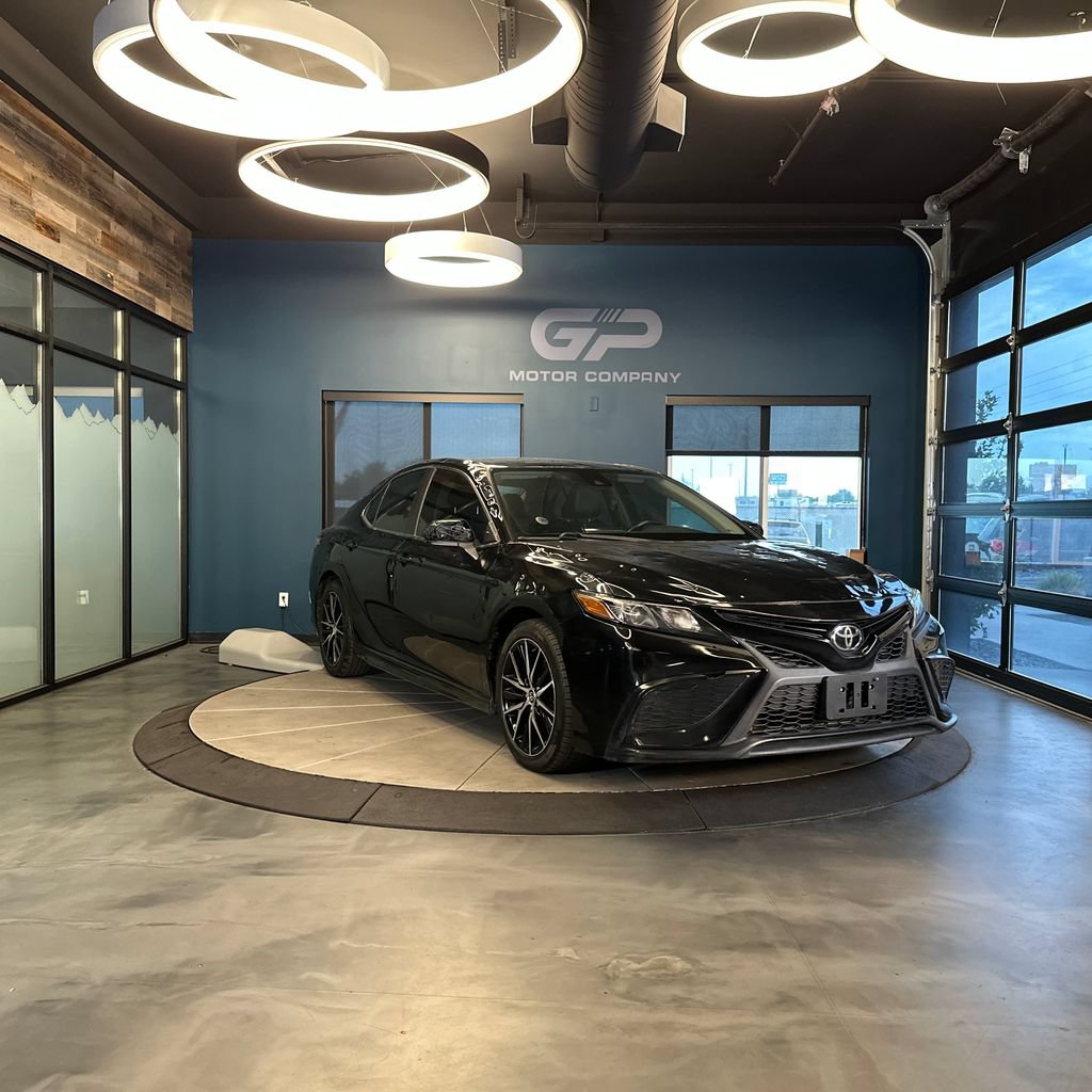 Used 2021 Toyota Camry SE FWD image 1