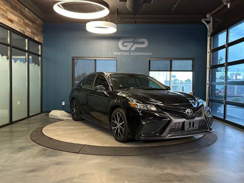 Used 2021 Toyota Camry SE FWD image 1