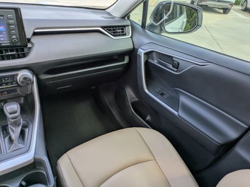 Used 2020 Toyota RAV4 LE FWD image 15