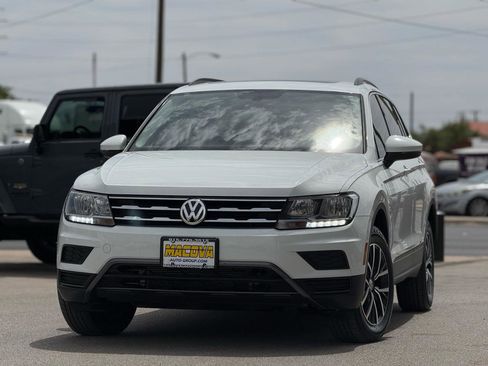 Used 2019 Volkswagen Tiguan SE w/ Panoramic Sunroof Package image 4
