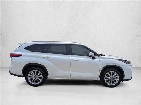 Used 2021 Toyota Highlander Limited FWD image 4