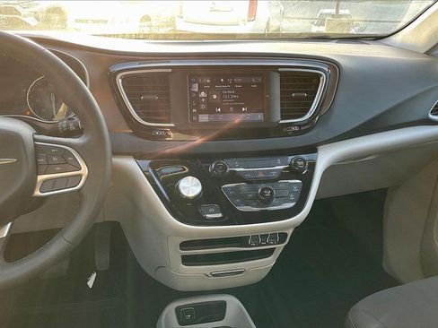 Used 2023 Chrysler Voyager LX image 15