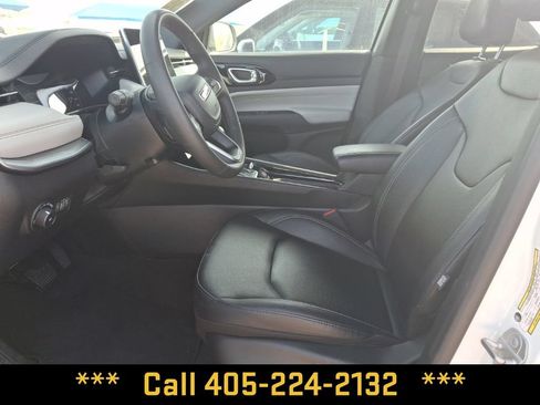 Used 2025 Jeep Compass Limited AWD/4WD image 23