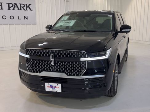 New 2026 Lincoln Navigator L Premier AWD/4WD image 4